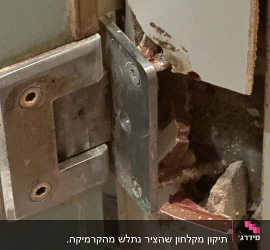 ציר דלת שבור עם נזק לעץ מסביב